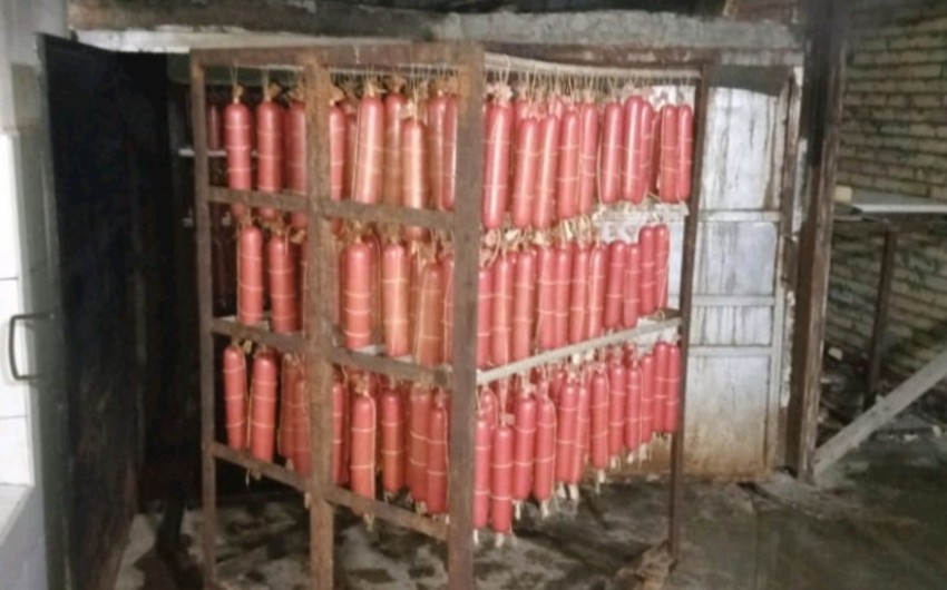 AQTA qanunsuz işləyən kolbasa sexinin fəaliyyətini məhdudlaşdırıb