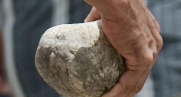 Zavodun gözətçisinin başına daşla vurub pulunu apardılar