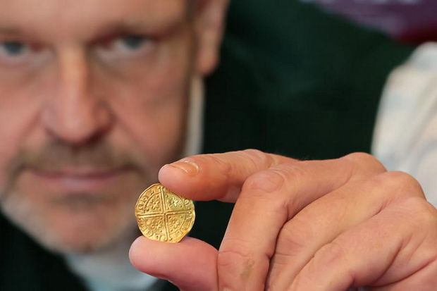 Xəzinə ovçusu tarlada tapdığı ən nadir qızıl sikkə ilə zəngin oldu - FOTO