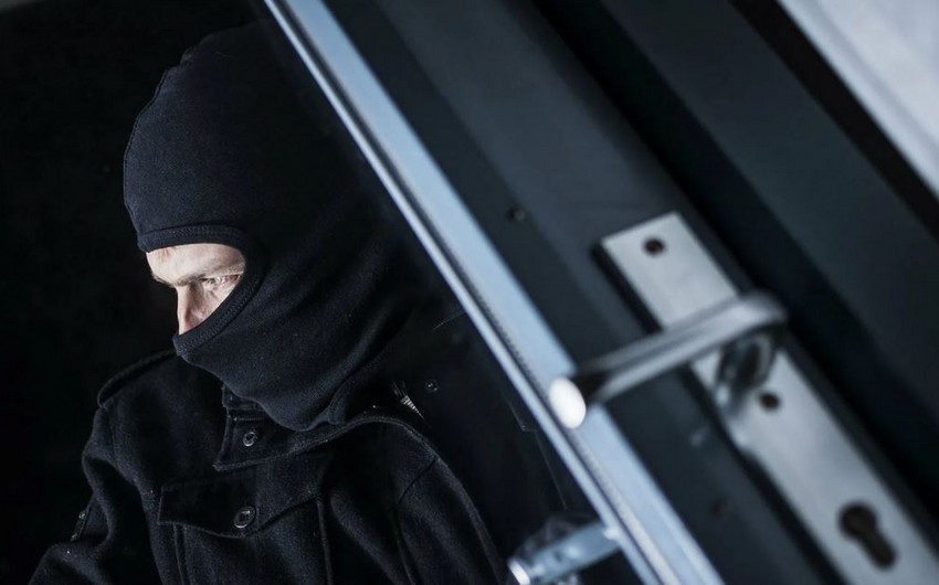 Gəncədə maskalı şəxslər marketdən külli miqdarda pul oğurlayıb