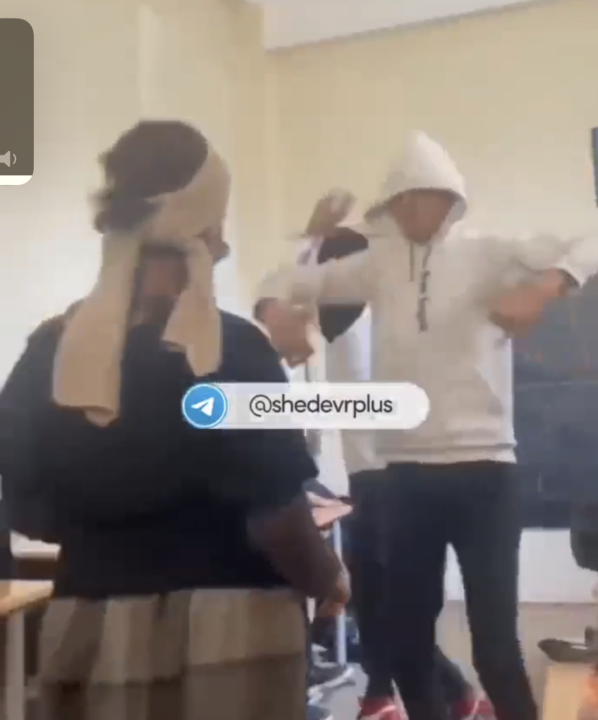 Daha bir məktəbdə xoşagəlməz görüntü : Sinifi dağıdır, müəllimi qovurlar - VİDEO