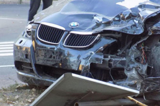 Bakıda avtomobil beton arakəsməyə çırpıldı - FOTO/VİDEO