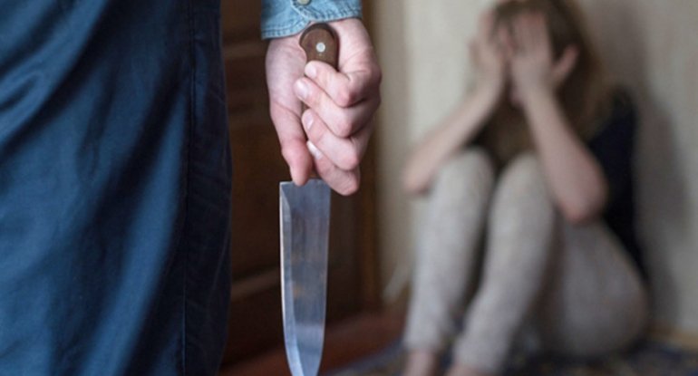 Oğlunun gözü önündə arvadına 30 bıçaq vurdu: “Yalvarıram, məni öldürmə” - FOTO/VİDEO