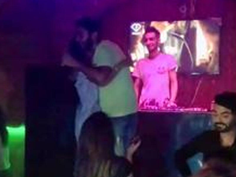Bakıda hamı qızın bu hərəkətindən danışır - Səhnəyə çıxıb müğənini dodağından öpdü - VİDEO