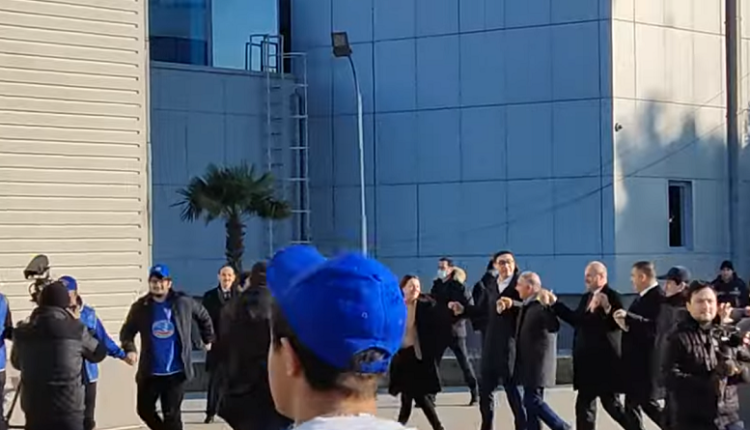 Nazir Fərid Qayıbov və icra başçısı Mingəçevirdə gənclərlə rəqs edib - VİDEO