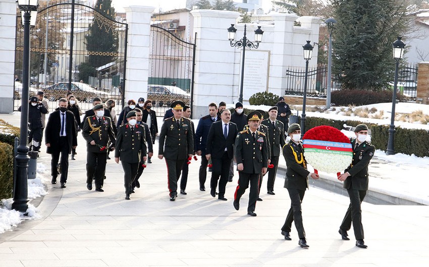 Zakir Həsənov Ankarada ulu öndərin abidəsini ziyarət edib