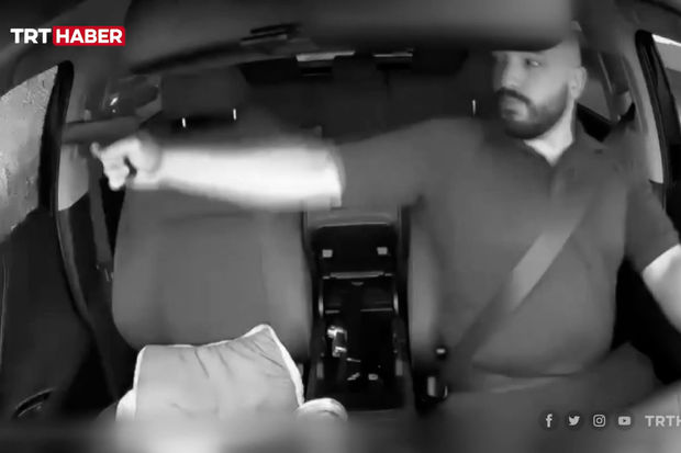 Sükan arxasından əyləşən kişi onu təqib edən sürücüyə atəş açdı – ANBAAN VİDEO