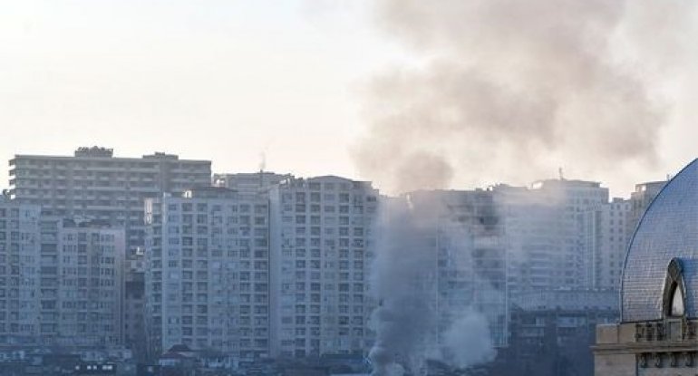Bakıda yaşayış evi yanır
