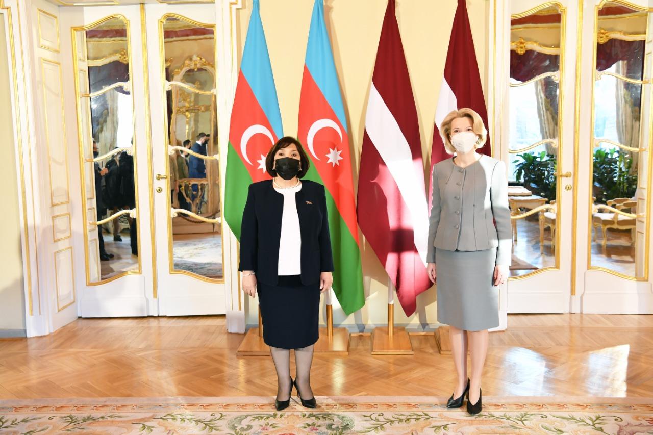 Sahibə Qafarova Riqada Latviya Seyminin sədri ilə goruşüb