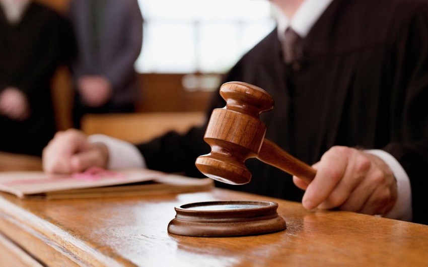 Kriminal avtoritetin məhkəməsində gecə klubunun adminstratoru dindirilib