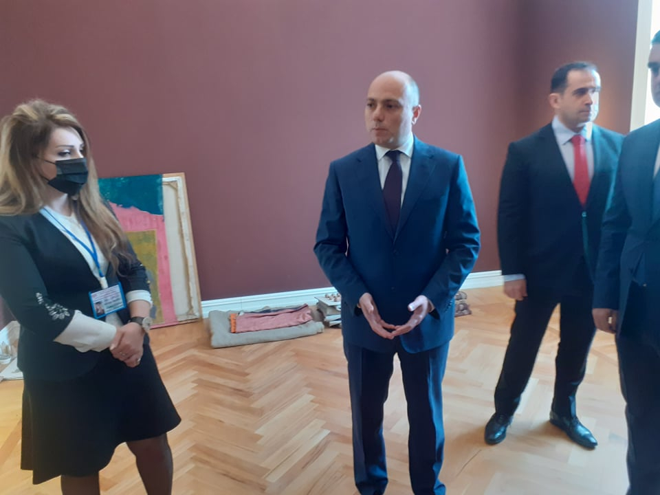 Nazirlə işçi arasında gərginlik: 