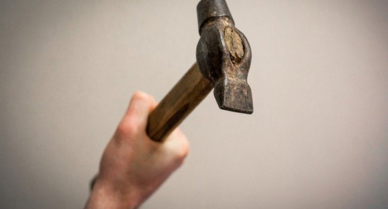 Arvadını yatdığı yerdə çəkiclə öldürdü - Qəribə səbəb - FOTO