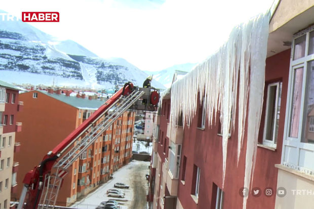 Uzunluğu üç metrə çatan sırsıralar sakinlərin həyatına təhlükə yaradıb - VİDEO