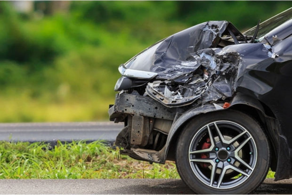 Balakəndə avtomobili elektrik dirəyinə çırpılıb, sürücü xəsarət alıb