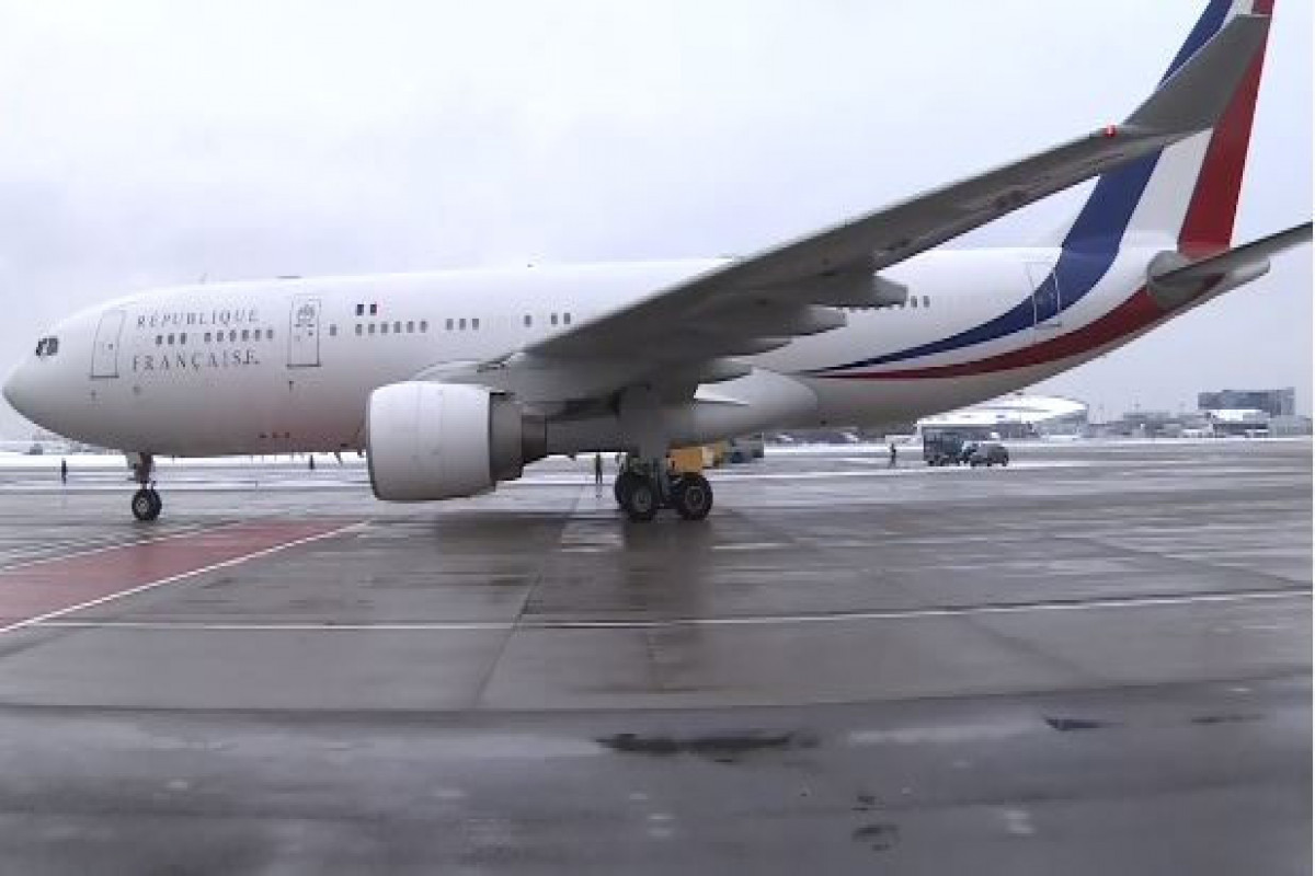 Makron Rusiyaya gəlib