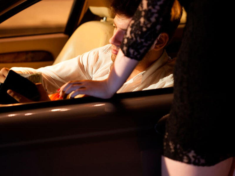 Gecələr cinsi əlaqədə olduğu qızın fotolarını 5 kənddə yaydı - Rayonda şok olay