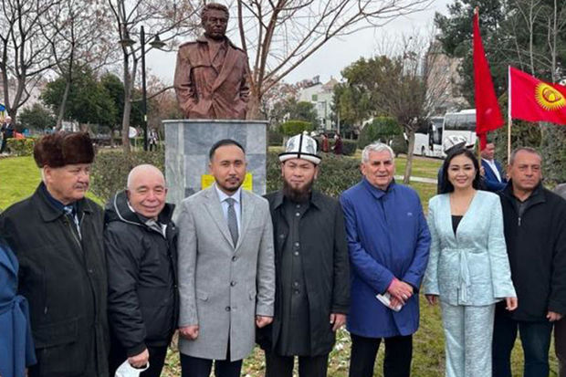 В Анталье установили памятник Чингизу Айтматову