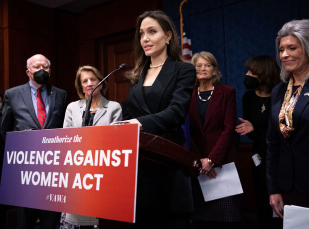 Анджелина Джоли потребовала у сената США принять закон о домашнем насилии