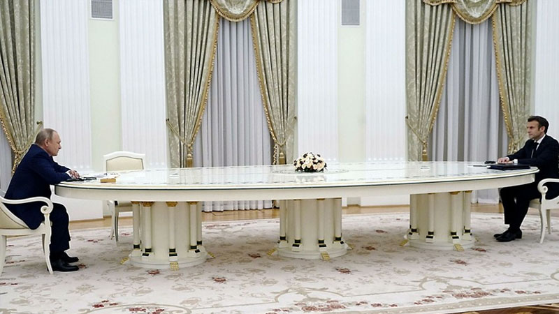 Putinlə Makronun böyük masada oturmasının səbəbi: 