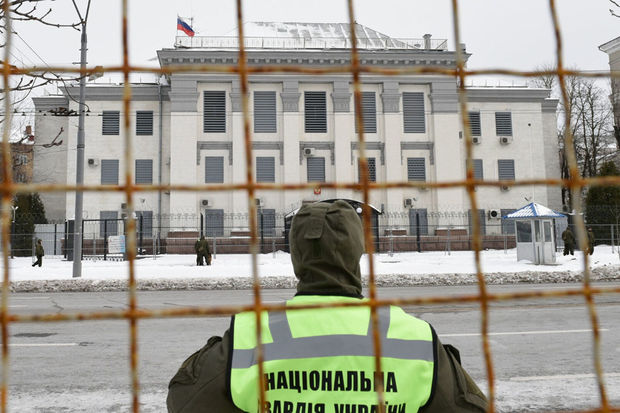 Российские дипломаты начали покидать Украину