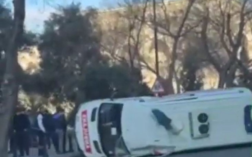 Bakıda təcili yardım avtomobili qəzaya düşərək aşıb, xəsarət alan var