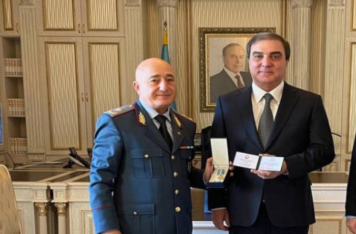 Ramiz Mehdiyevin qardaşı oğlu icra başçısına medal verdi – FOTO