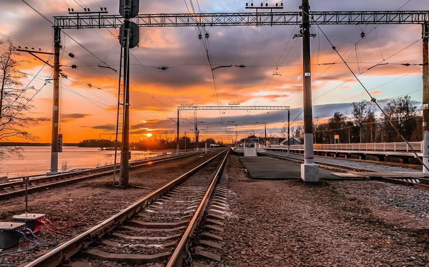 Bakıda çağırışa gedən həkimin ayağı qatarın altında qalıb