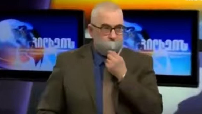 Gürcüstanda zəlzələ: Canlı efirdə qorxulu anlar (VİDEO)