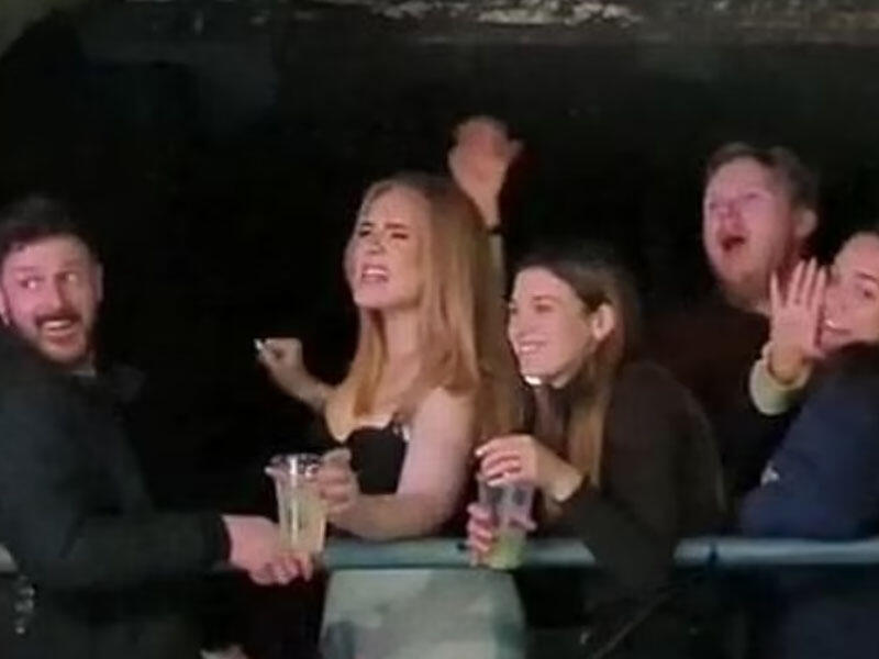 Sərxoş müğənni gey klubda lüt rəqsi ilə gündəm oldu - VİDEO