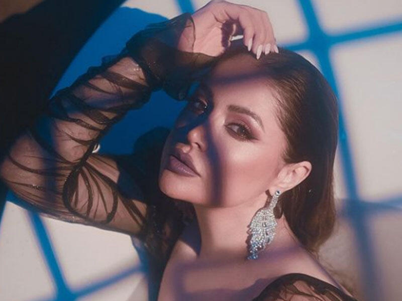 Nigar Camal yarıçılpaq geyimdə: Gəl qucaqla məni - FOTO