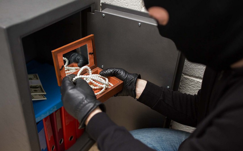 Mingəçevirdə qadın qohumunun evindən 20 min manatlıq qızıl oğurlayıb