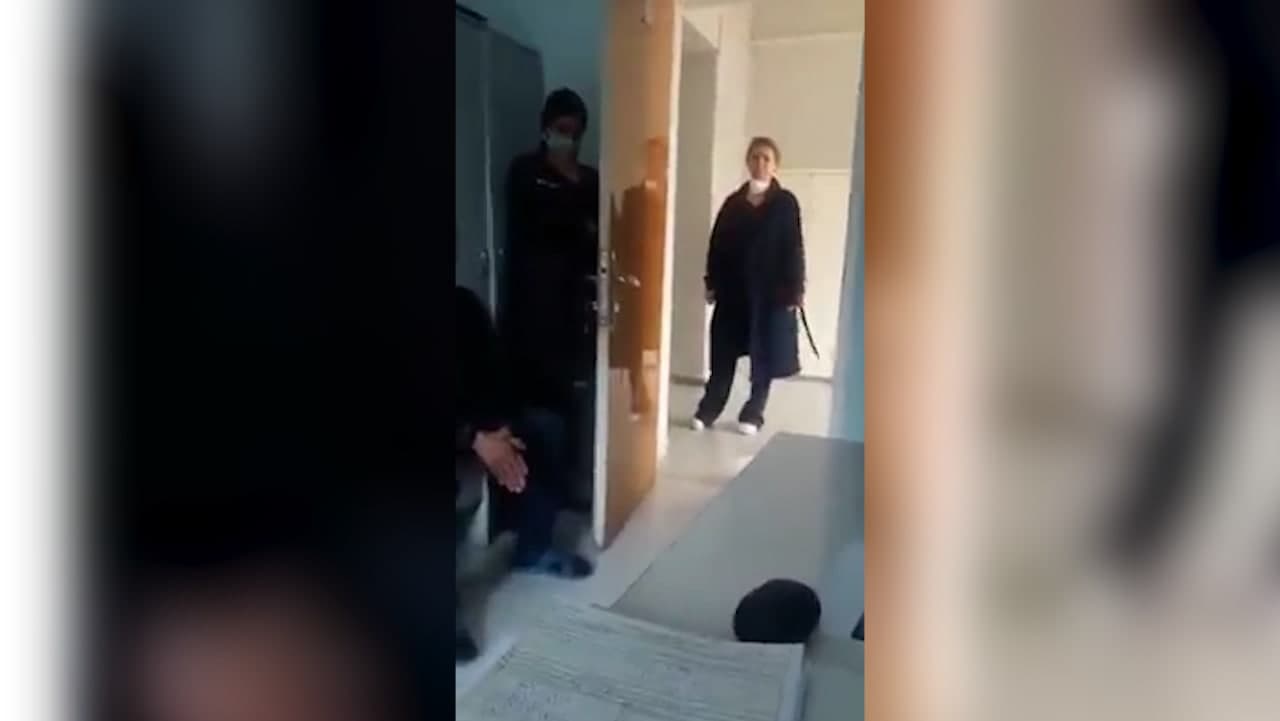 Bakıda həkimlər xəstələrin gözü önündə bir-birini TƏHQİR ETDİLƏR: “Qızın yaşındadır, niyə otağa salmışdın?” - VİDEO