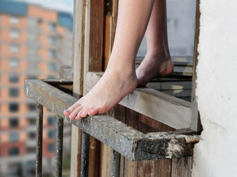 Bakıda 3 uşaq anası özünü 12-ci mərtəbədən atdı