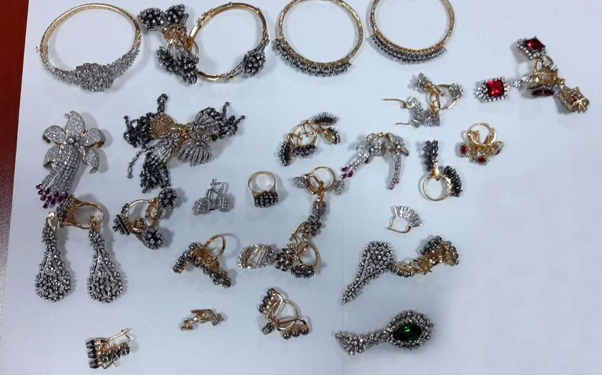 Gömrükçülər xeyli miqdarda zərgərlik məmulatları aşkar edib