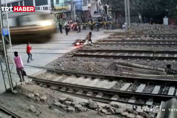 Motosikletçi qatarın altında qalmaqdan son saniyələrdə xilas oldu – ANBAAN VİDEO