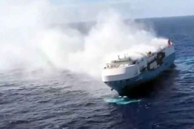 В Атлантике второй день горит грузовое судно с тысячами люксовых автомобилей