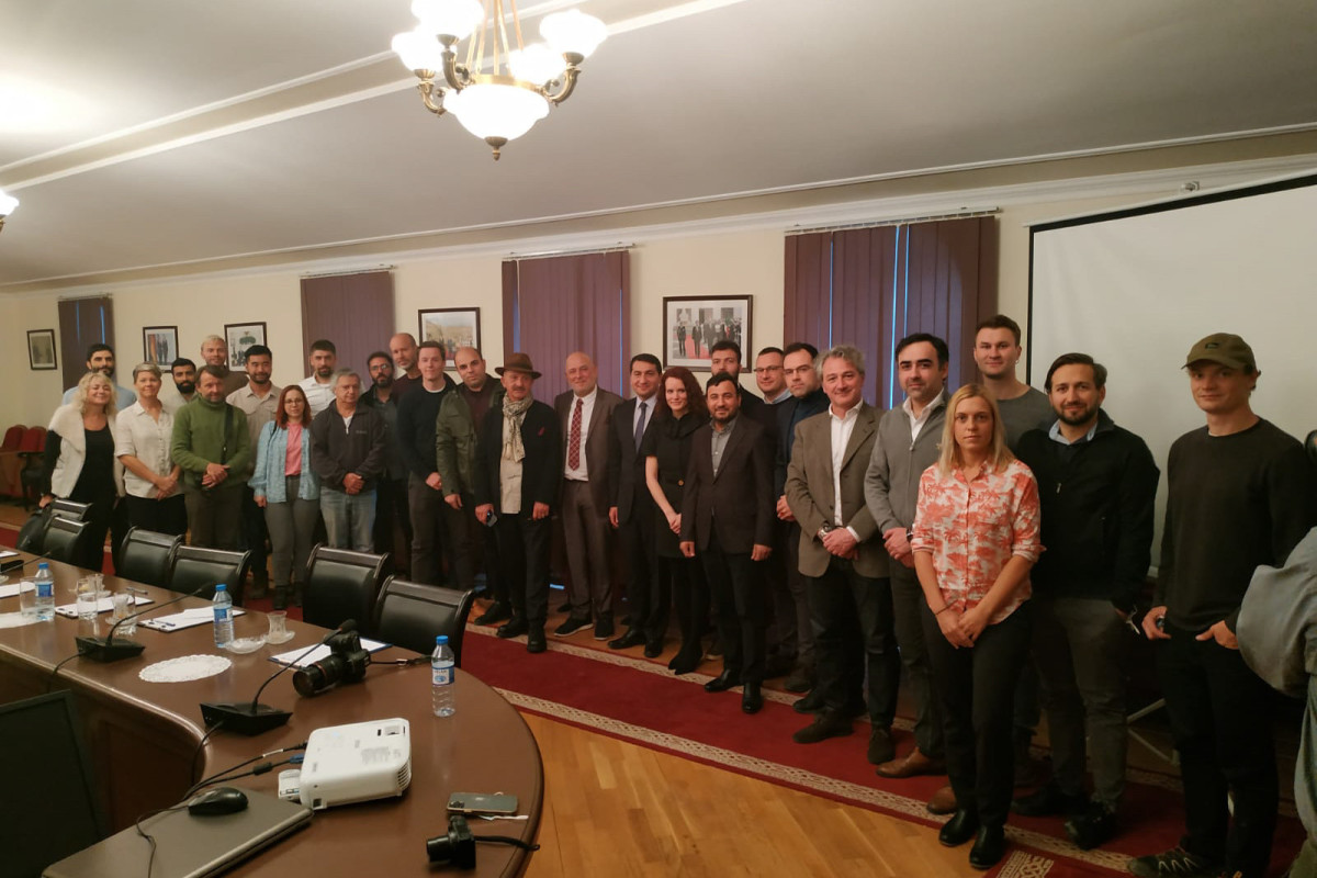 Prezidentin köməkçisi azad edilən ərazilərə səfər etmiş xarici səyyahlarla görüşüb