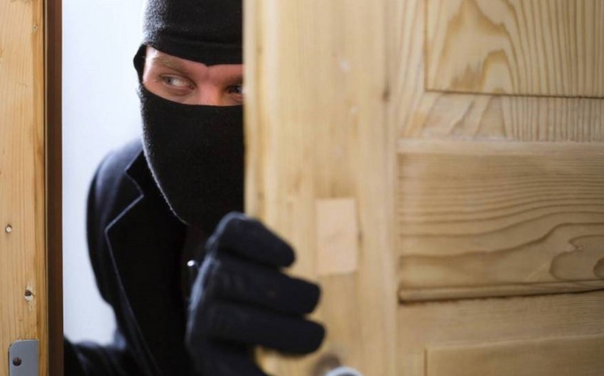 Bakıda maskalı şəxslər şirkətə basqın edib, nəzarətçini bıçaqla hədələyiblər