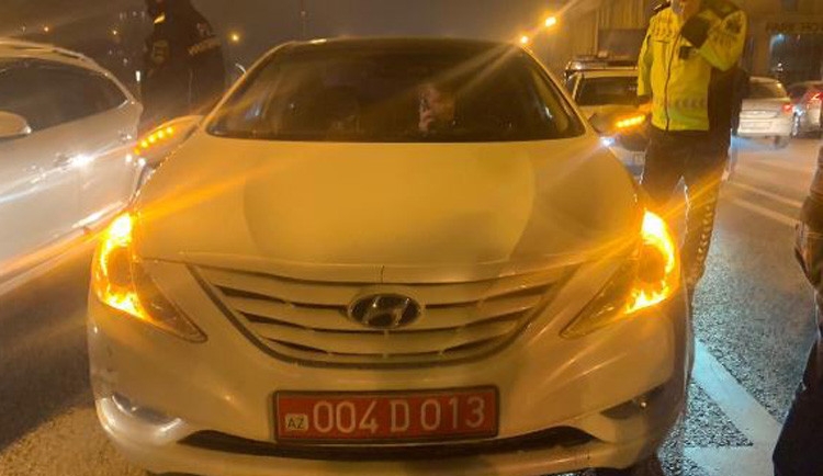 Bakıda Rusiya səfirliyinə məxsus avtomobil piyadanı vurdu - VİDEO