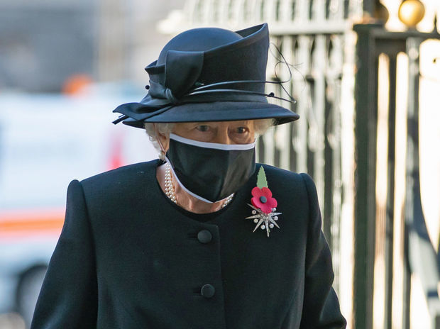 Елизавета II заразила свое окружение коронавирусом