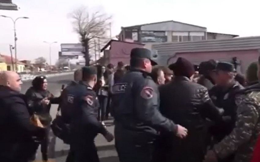 Ermənistanda İrəvana səfər edən azərbaycanlı deputatlara qarşı etiraz aksiyası keçirilir -VİDEO