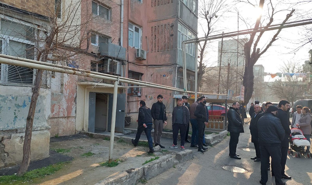 Bakıda qətlə yetirilən ana və 2 azyaşlı övladı dəfn olunub - TƏFƏRRÜAT