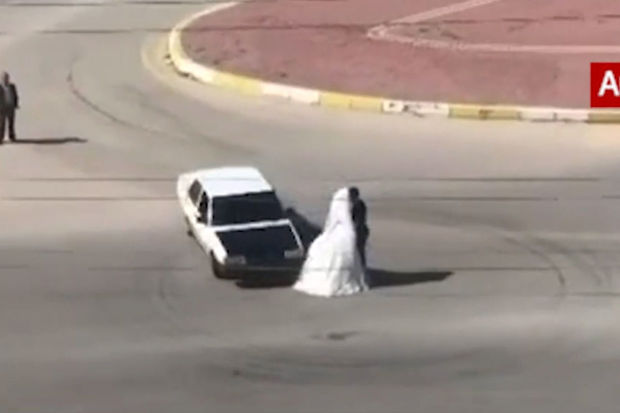 Bəylə gəlinin qarşısında riskli hərəkətlər etdi - VİDEO