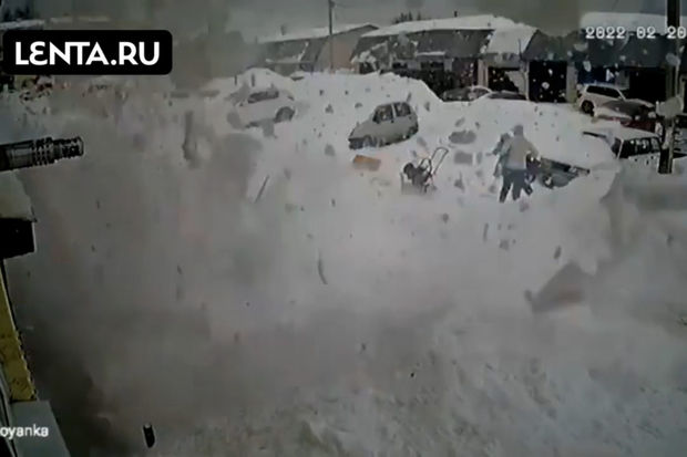 Россиянка спасла детей от сошедшего с крыши снега - ВИДЕО