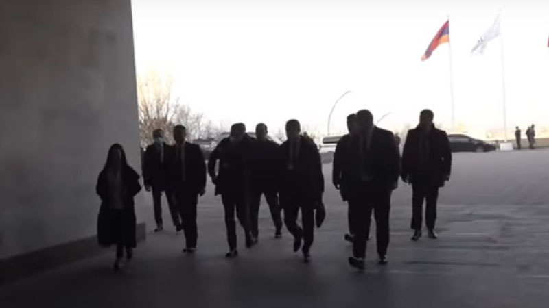 Azərbaycanlı deputatlar İrəvanda belə qorunur (VİDEO)