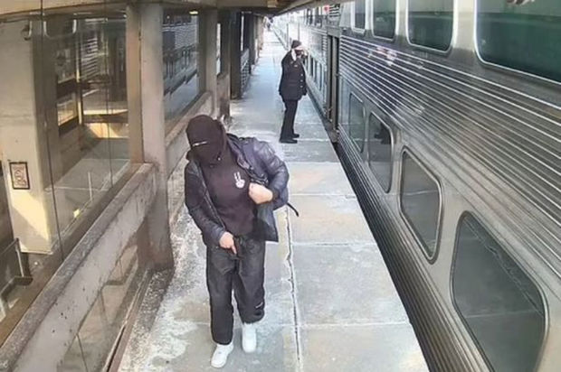 Мать лично отвела сына в участок, увидев его снимок в полицейской сводке