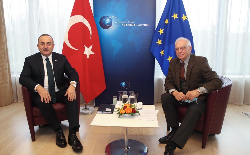 Mövlud Çavuşoğlu Aİ rəsmisi ilə Ukraynadakı vəziyyəti müzakirə edib