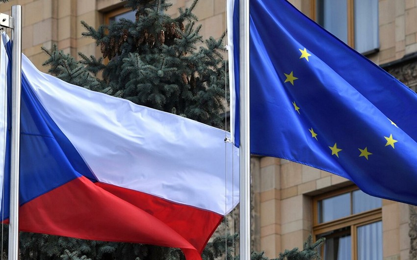 Чехия приостановила выдачу виз россиянам и отозвала послов в РФ и Беларуси