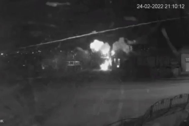 Украинские военнослужащие взорвали мост, чтобы сдержать продвижение войск РФ - ВИДЕО