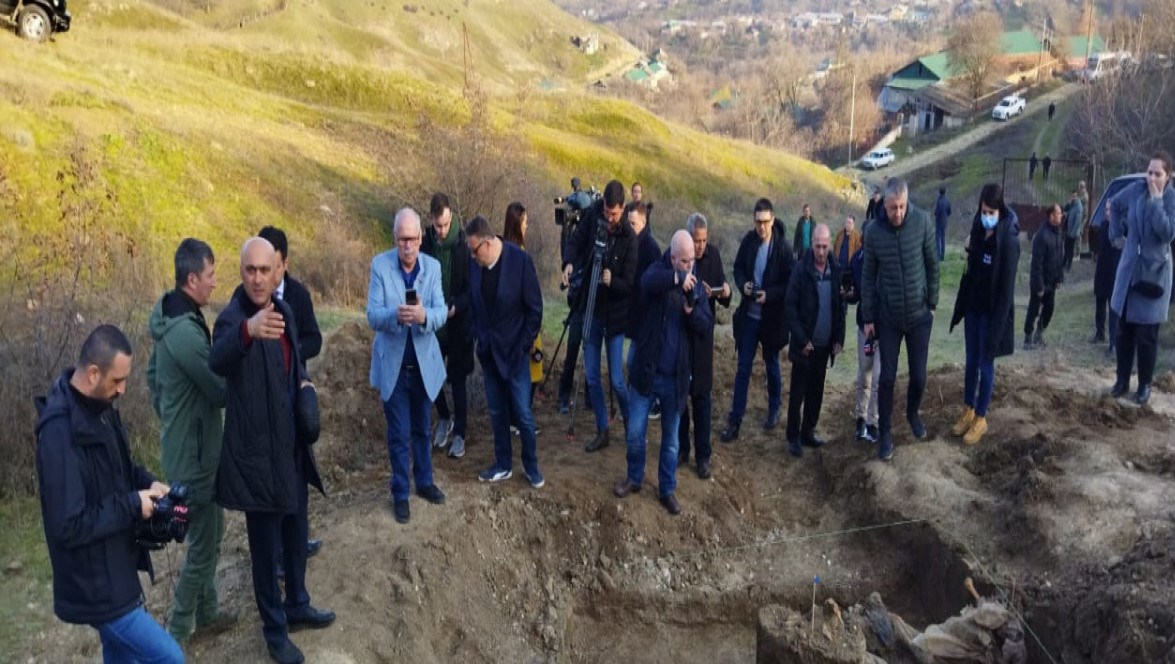 Əcnəbi jurnalistlər Xocavənddə kütləvi məzarlıqda olub - FOTO